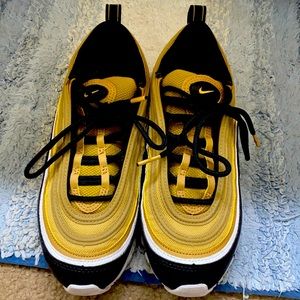 Nike  air max barely worn sneakers